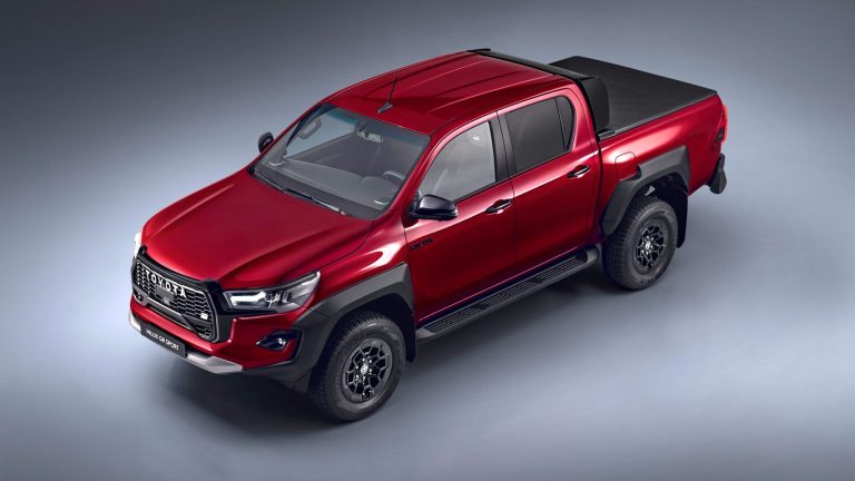 toyota-hilux-gr-sport-ii-може-да-отиде-навсякъде-и-да-прави-всичко
