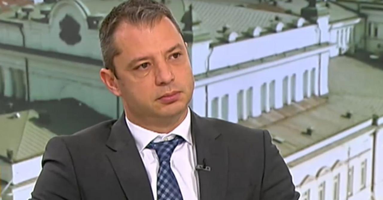 Добрев: Смятаме да поставим базите на „Лукойл” под контрола на Държавния резерв Добрев:-Смятаме-да-поставим-базите-на-„Лукойл”-под-контрола-на-Държавния-резерв