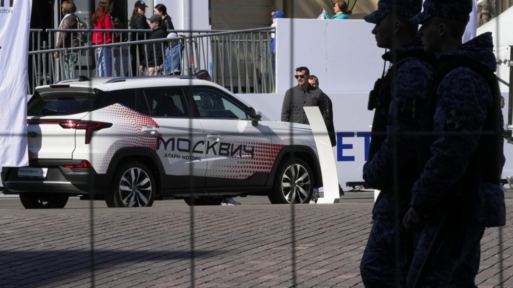 Москва-прикани-държавните-служители-да-купуват-руски-лади-и-москвичи