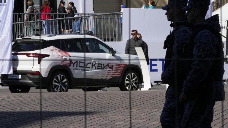 Москва-прикани-държавните-служители-да-купуват-руски-лади-и-москвичи