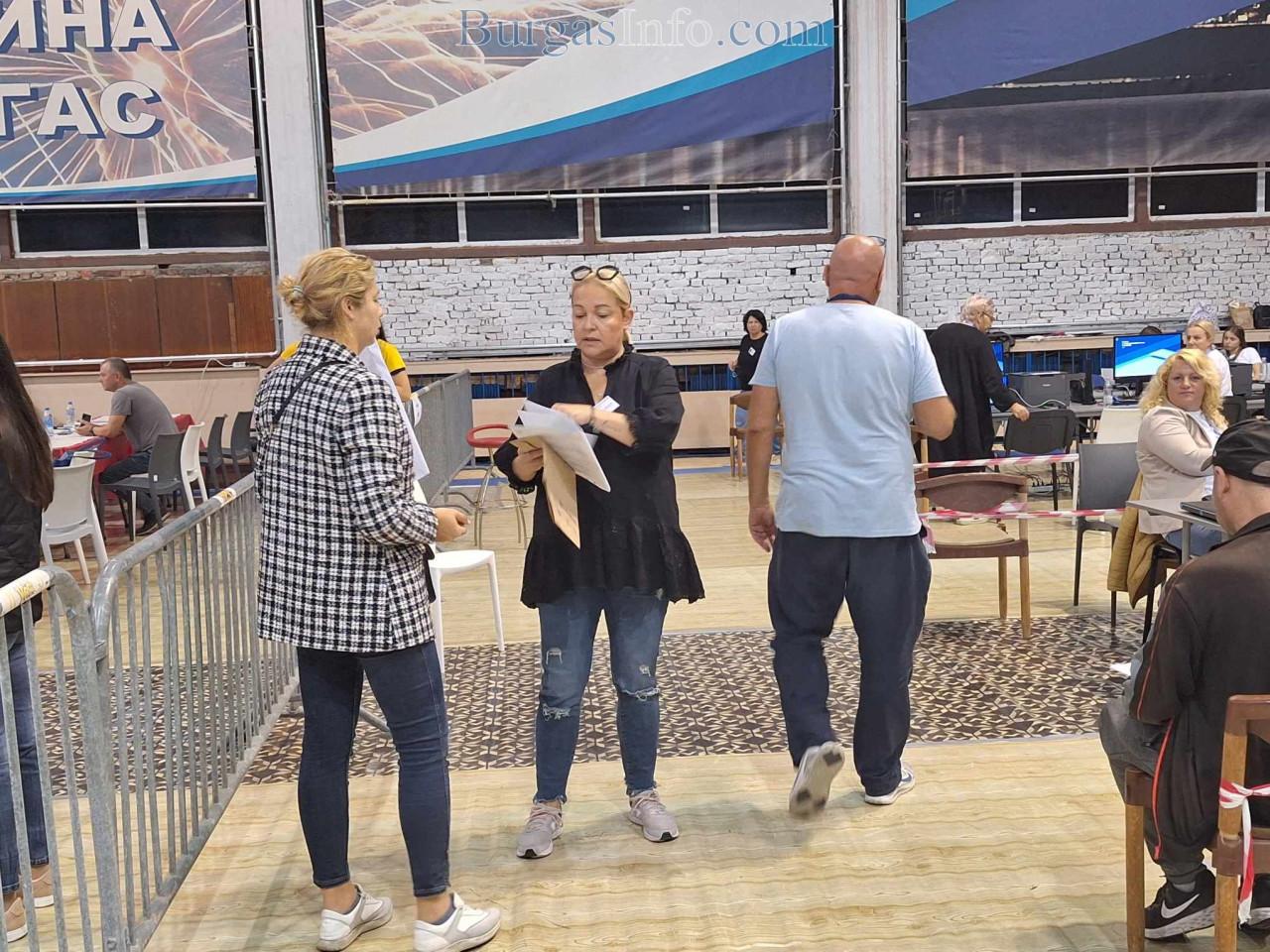 Край на изборния ден в Бургас: 36,11% е активността, най-бързи са мобилните секции и в затвора Край-на-изборния-ден-в-Бургас:-36,11%-е-активността,-най-бързи-са-мобилните-секции-и-в-затвора