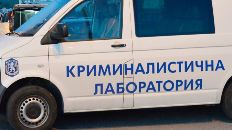 Дъщеря-откри-баща-си-мъртъв,-бил-ръган-с-нож-и-чисто-гол