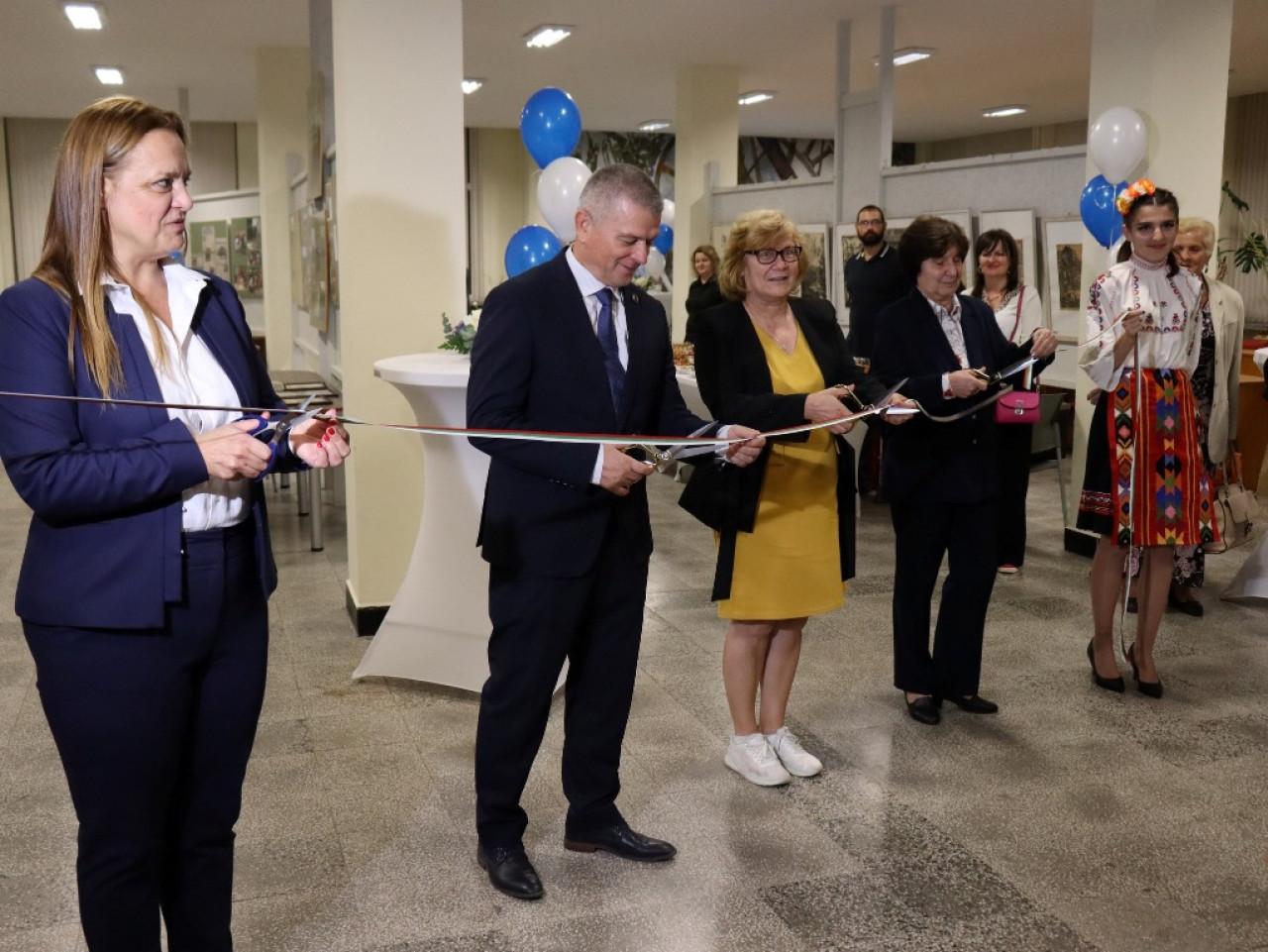 Изявени преподаватели отпразнуваха един век педагогическо образование в Бургас Изявени-преподаватели-отпразнуваха-един-век-педагогическо-образование-в-Бургас