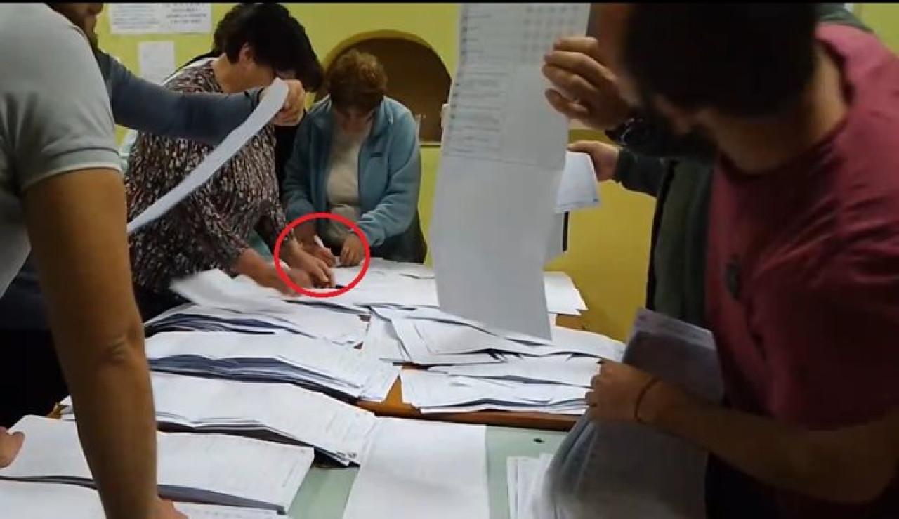 Видео показва как жена, която не е член на СИК, дописва бюлетини в село Плоски Видео-показва-как-жена,-която-не-е-член-на-СИК,-дописва-бюлетини-в-село-Плоски