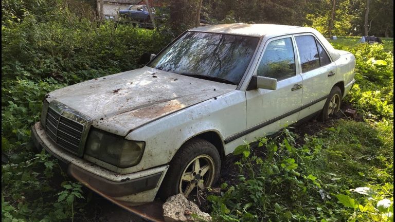 Стар-mercedes-запали-след-като-бе-изоставен-за-8-години-на-полето