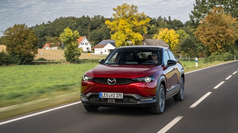 Токът-никога-не-свършва-в-новата-mazda-mx-30-r-ev