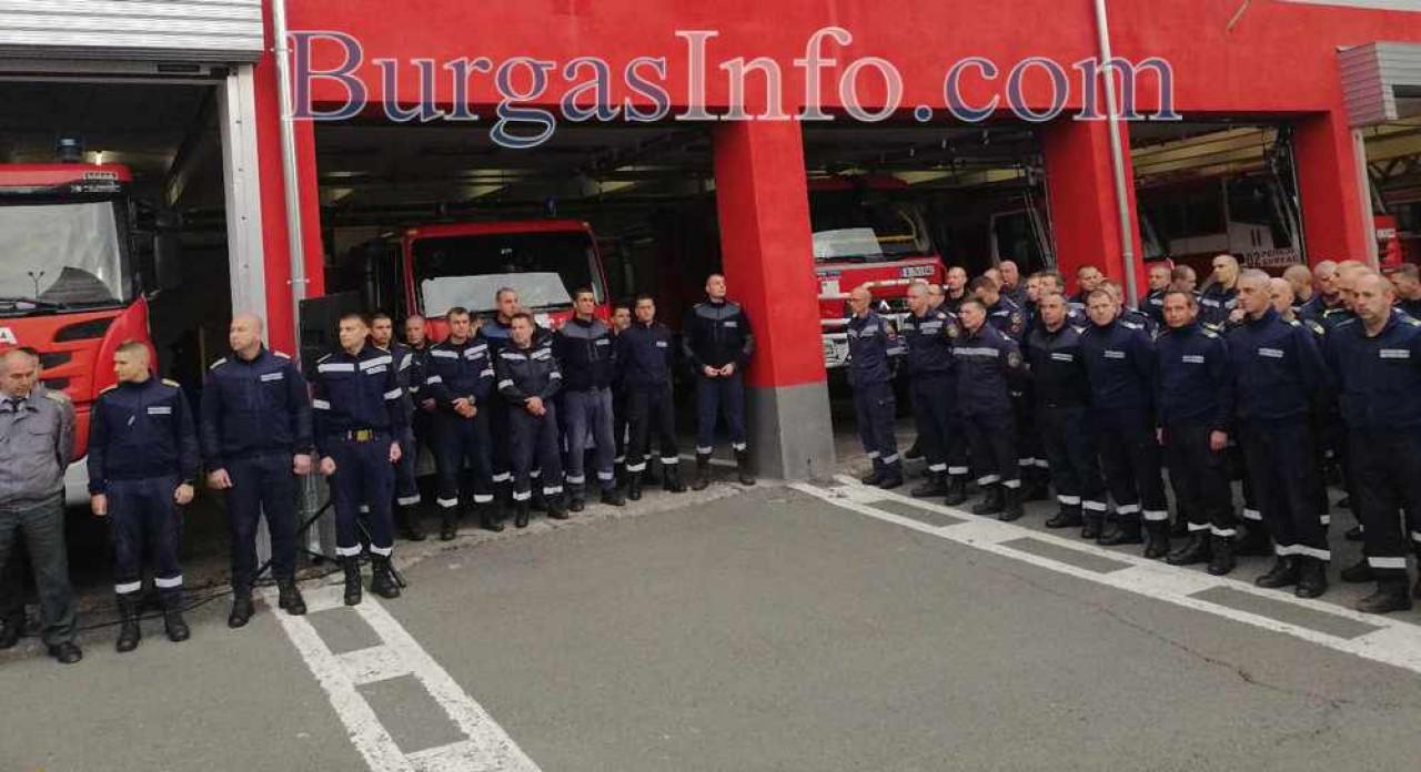 Героите на Бургаски регион: 93 огнеборци бяха отличени за действията си при бедствия и пожари (СНИМКИ) Героите-на-Бургаски-регион:-93-огнеборци-бяха-отличени-за-действията-си-при-бедствия-и-пожари-(СНИМКИ)
