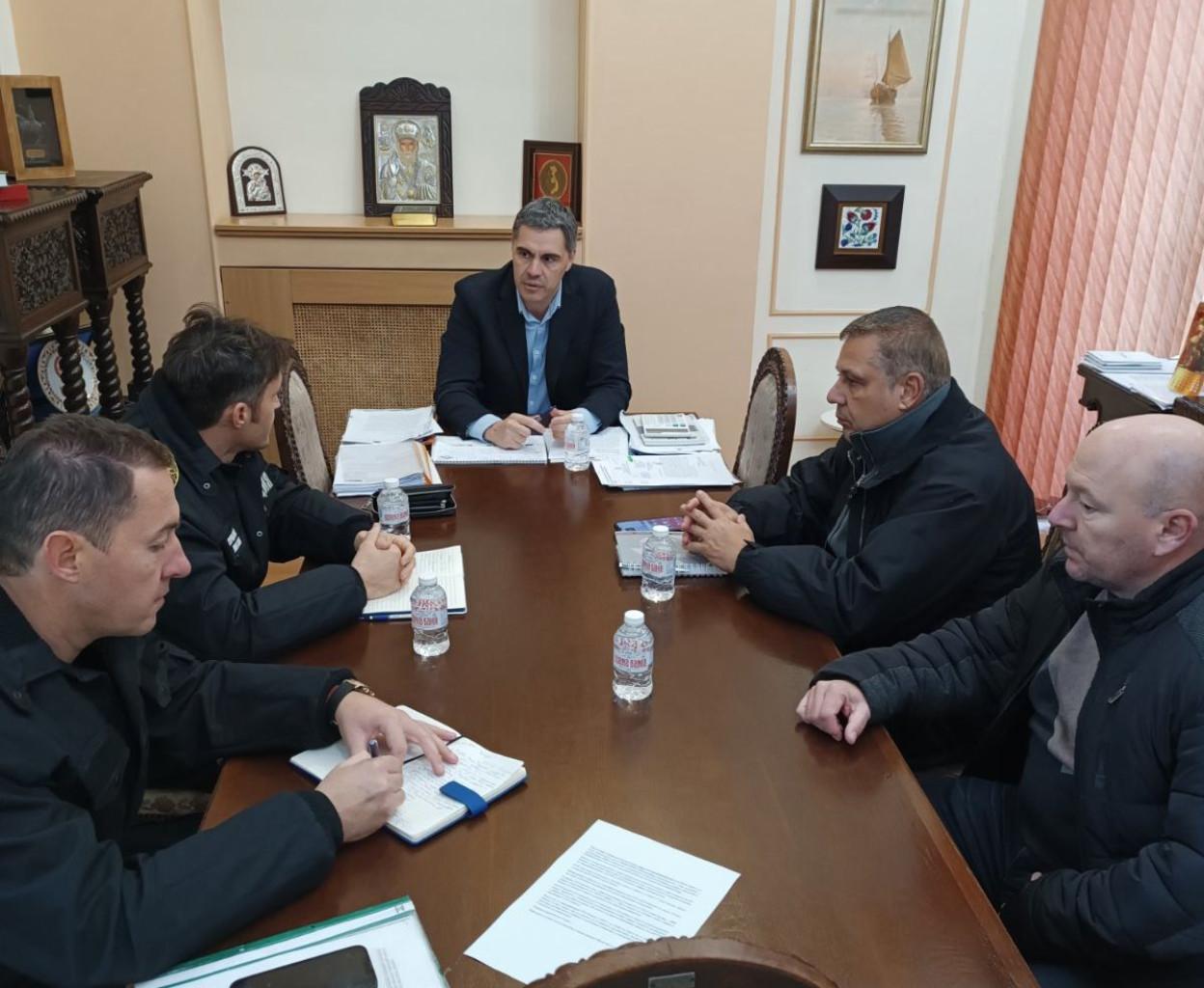 Областният управител на Бургас свиква оперативния щаб: В части от Руенско няма ток, затворени са Обзорският и Дюлинският проход Областният-управител-на-Бургас-свиква-оперативния-щаб:-В-части-от-Руенско-няма-ток,-затворени-са-Обзорският-и-Дюлинският-проход