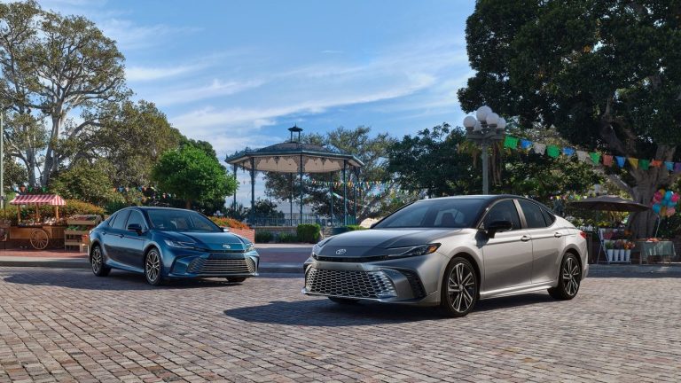 Новата-toyota-camry-дебютира-в-Америка