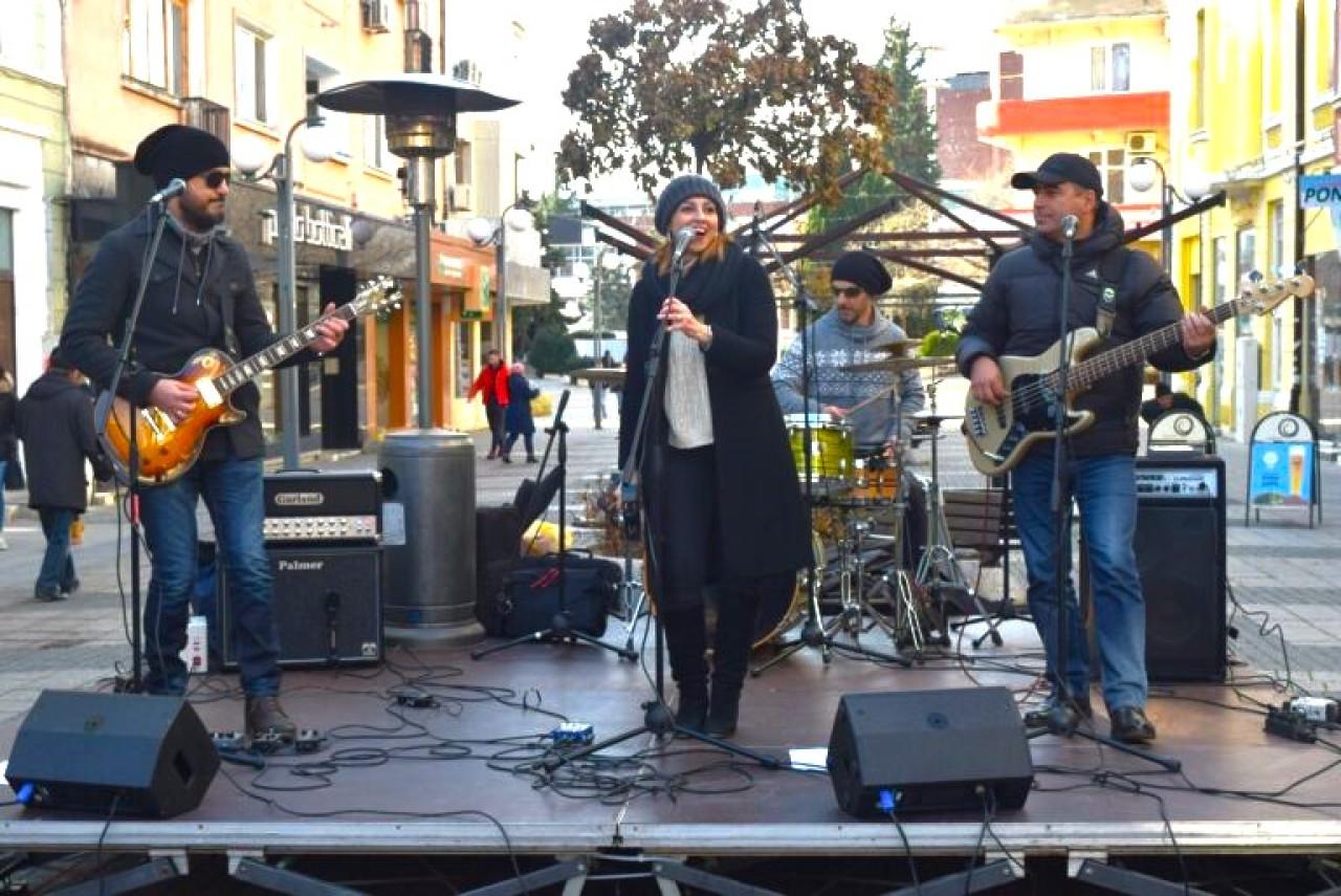 Десетки изпълнители ще пеят за бургазлии на откритите сцени навръх Никулден Десетки-изпълнители-ще-пеят-за-бургазлии-на-откритите-сцени-навръх-Никулден