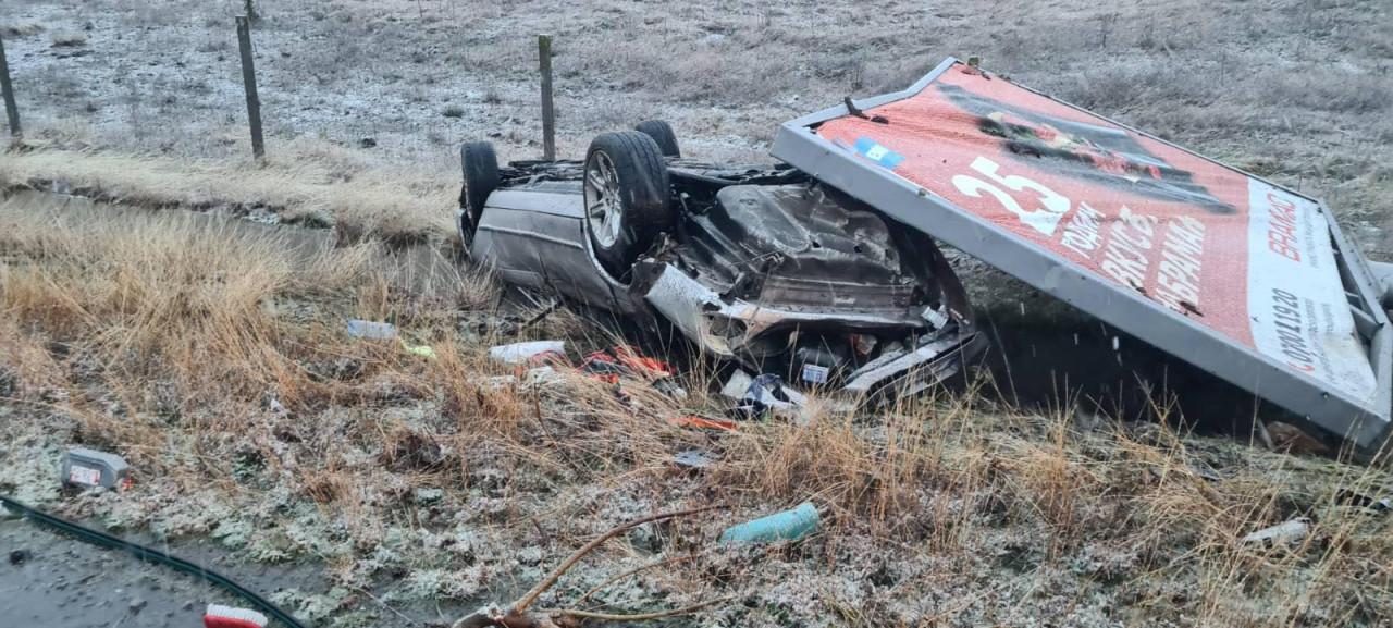 Целунат от Бог: Билборд падна върху катастрофирал „Ягуар” на АМ „Тракия”, шофьорът е без драскотина (снимки) Целунат-от-Бог:-Билборд-падна-върху-катастрофирал-„Ягуар”-на-АМ-„Тракия”,-шофьорът-е-без-драскотина-(снимки)