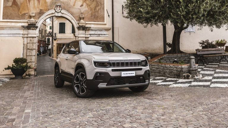 Новият-jeep-avenger-се-предлага-с-три-вида-задвижване