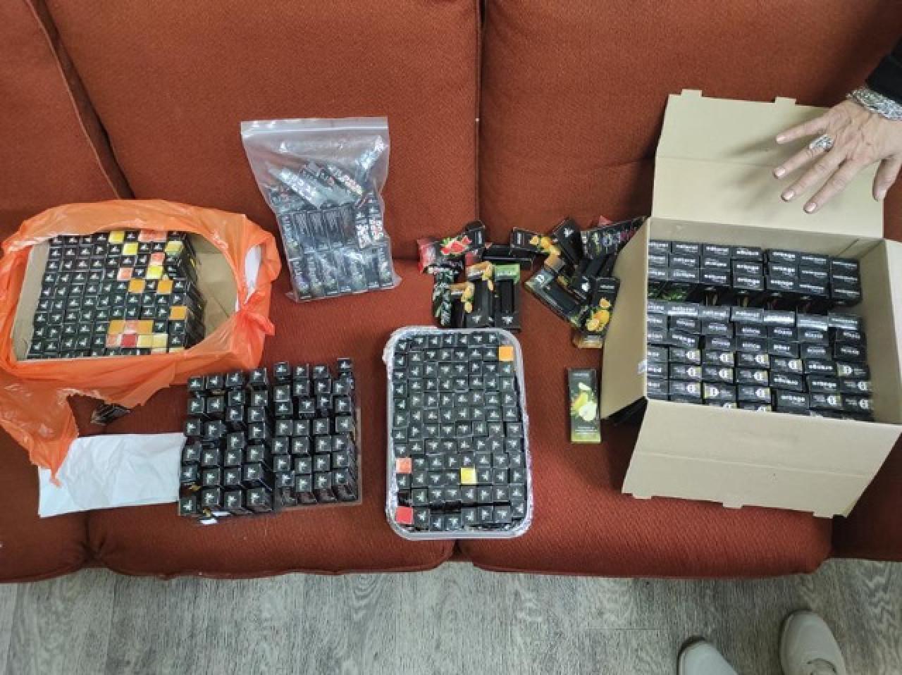 Полицията в Бургас с акция срещу електрони цигари с наркотични вещества, ето какво иззе от магазин на ул. “Мара Гидик” (СНИМКИ) Полицията-в-Бургас-с-акция-срещу-електрони-цигари-с-наркотични-вещества,-ето-какво-иззе-от-магазин-на-ул.-„Мара-Гидик“-(СНИМКИ)