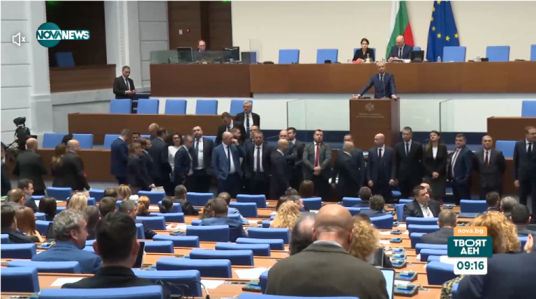 Депутати-окупираха-трибуната-в-парламента