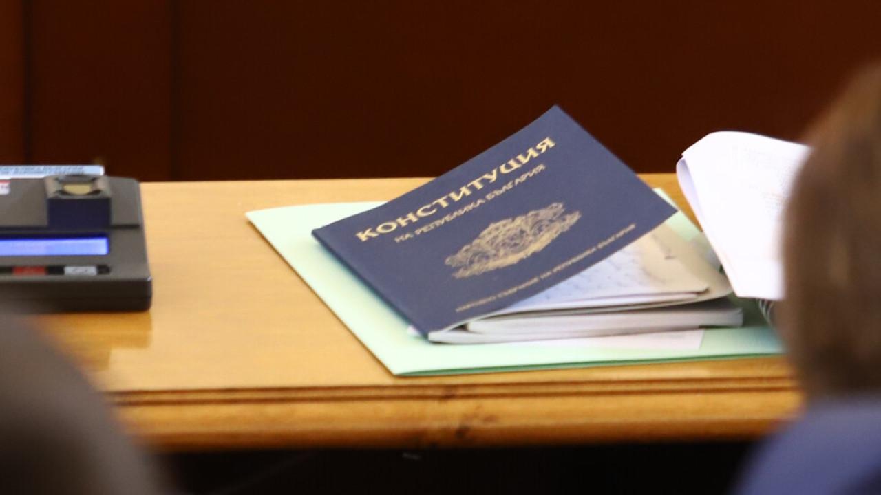 Пеевски за Конституцията: Доволен съм. Съдебните промени са преди регулаторите Пеевски-за-Конституцията:-Доволен-съм.-Съдебните-промени-са-преди-регулаторите