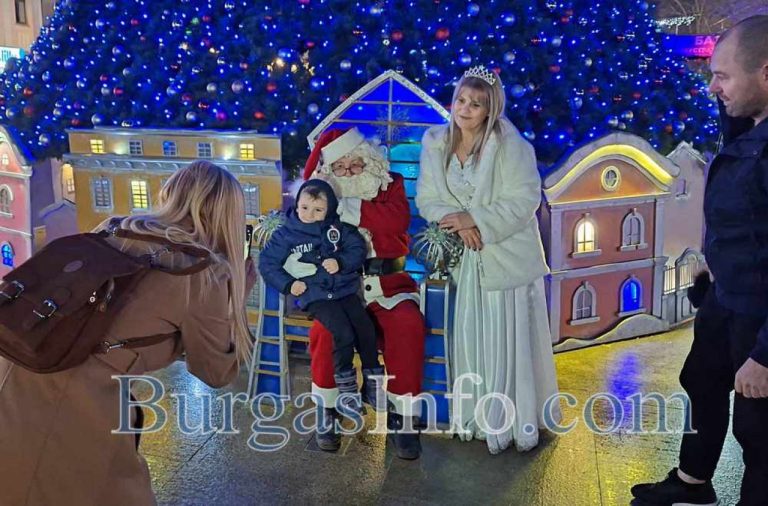 Бургаските-деца-са-най-добрите,-Дядо-Коледа-вече-ги-радва-край-елхата-на-„Тройката“