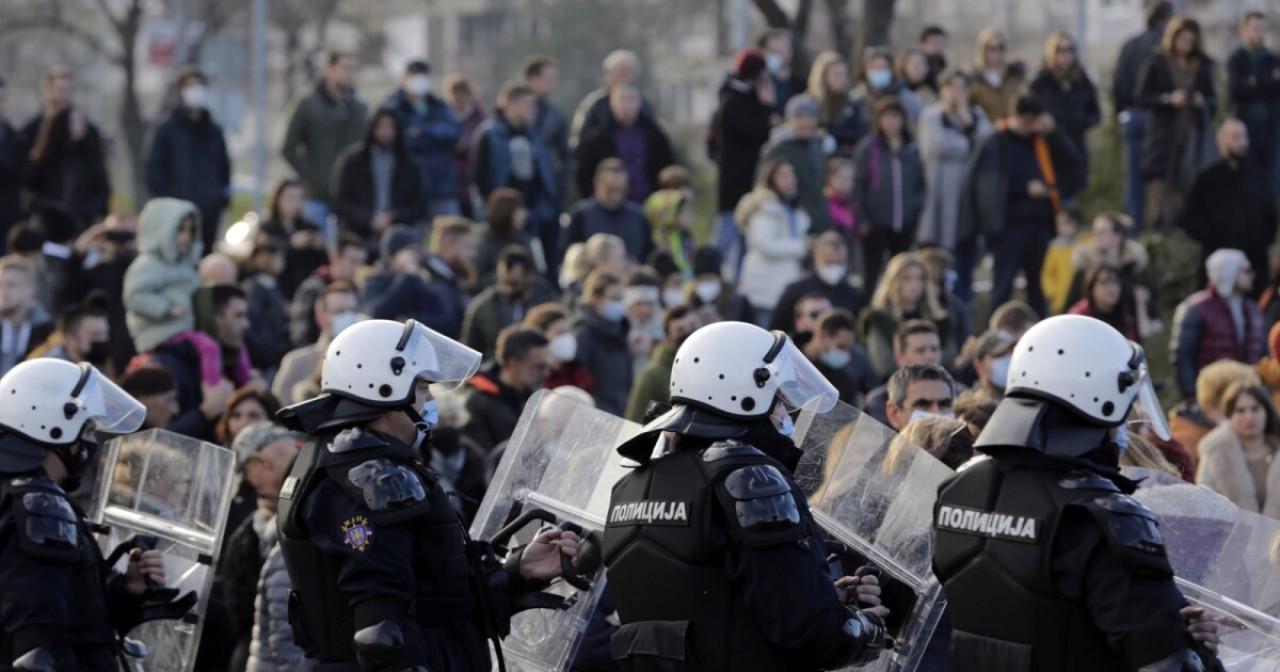 Извънредно от Сърбия: Хиляди щурмуваха парламента! В Белград е като на война Извънредно-от-Сърбия:-Хиляди-щурмуваха-парламента!-В-Белград-е-като-на-война
