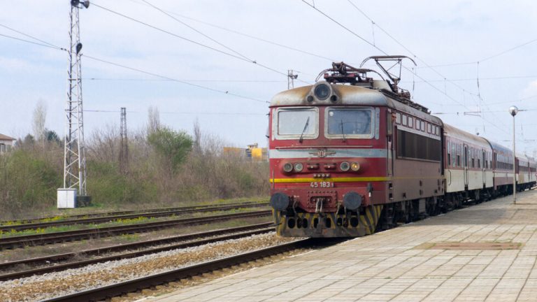 Влакът-Бургас-София-прегази-човек-край-Ямбол