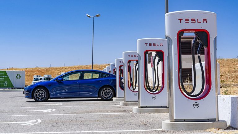 tesla-започна-изграждането-на-огромна-фабрика-за-батерии-в-Шанхай