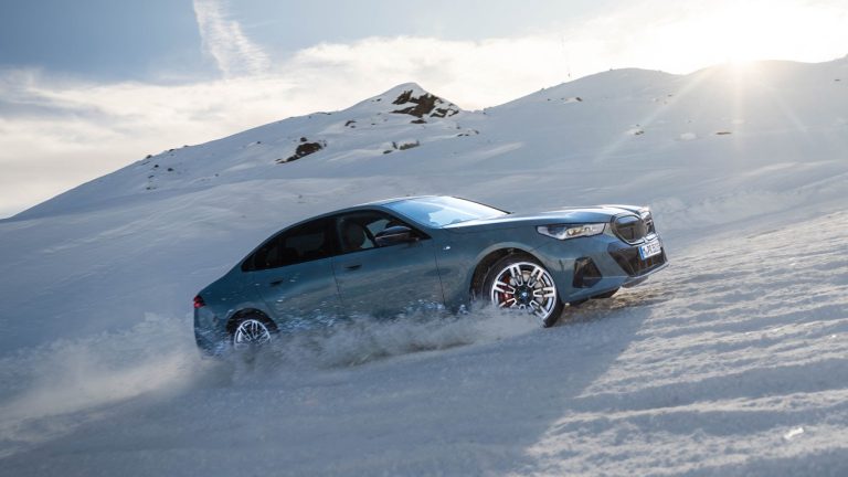 Новото-bmw-Серия-5-впечатлява-с-уникално-управление-на-лед-и-сняг