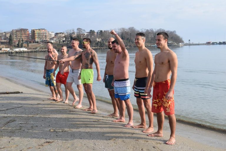 Първи-януари-в-Приморско:-Млади-мъже-влязоха-в-морето-за-здраве-и-сила