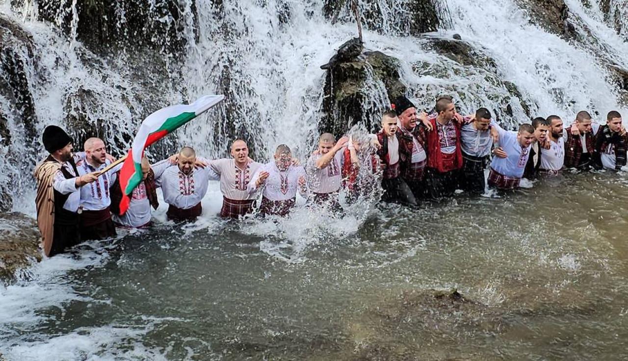 Богоявление в сърцето на Странджа: Мъжко хоро се изви под водопада Докузак (СНИМКИ и ВИДЕО) Богоявление-в-сърцето-на-Странджа:-Мъжко-хоро-се-изви-под-водопада-Докузак-(СНИМКИ-и-ВИДЕО)
