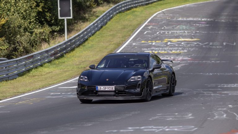 porsche-taycan-постави-нов-рекорд-от-7:07.55-минути-на-„Нюрбургринг”