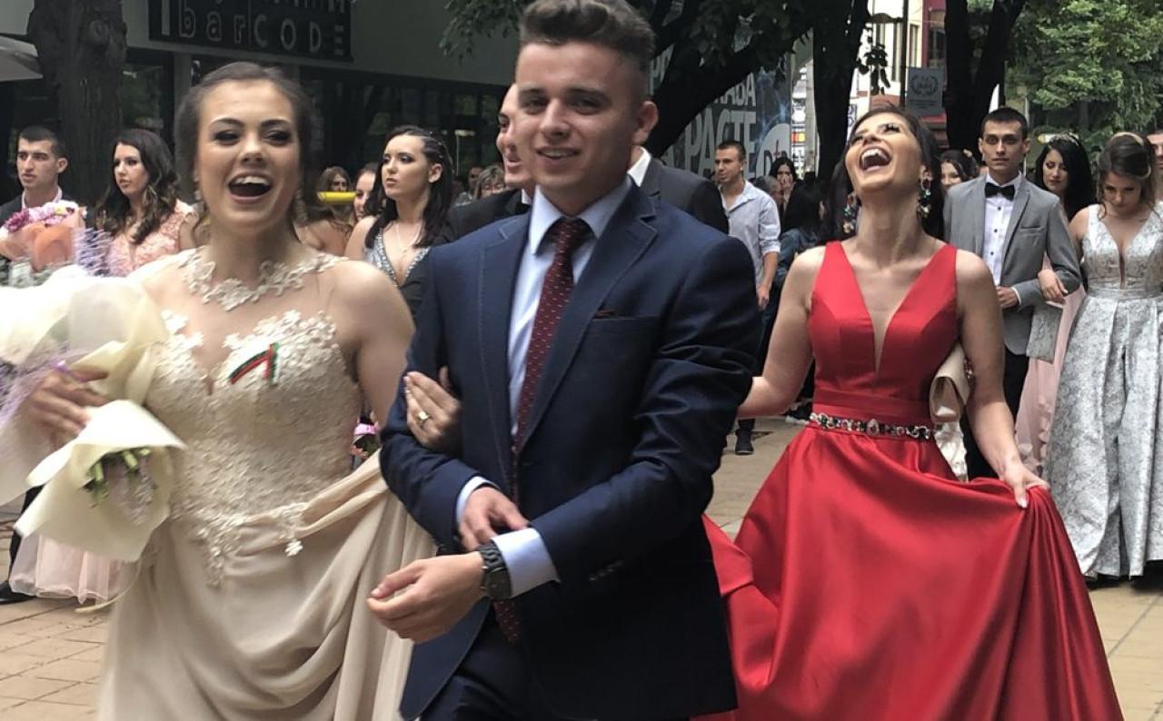 Абитуриентските тоалети се предлагат и на изплащане. Вижте колко струва една рокля Абитуриентските-тоалети-се-предлагат-и-на-изплащане.-Вижте-колко-струва-една-рокля