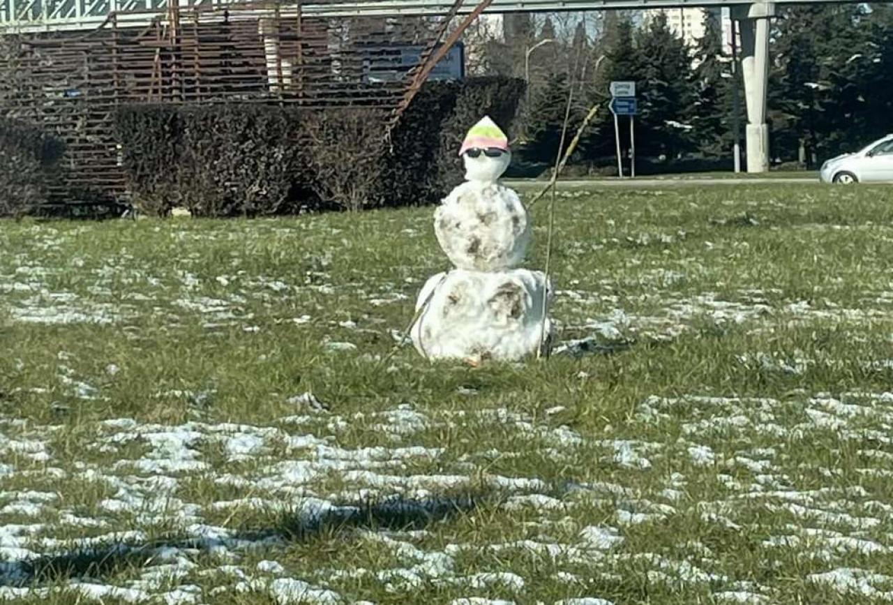 Бургас след „зимна нощ“: Снежен човек с очила и въпрос – къде има сняг, за да играят децата? Бургас-след-„зимна-нощ“:-Снежен-човек-с-очила-и-въпрос-–-къде-има-сняг,-за-да-играят-децата?