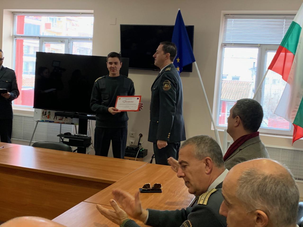 Бургаската пожарна отличи най-смелите си огнеборци Бургаската-пожарна-отличи-най-смелите-си-огнеборци