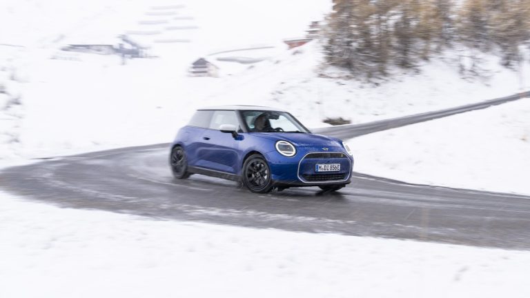 Новото-mini-cooper-se-доставя-удоволствие-от-шофирането-през-всеки-сезон