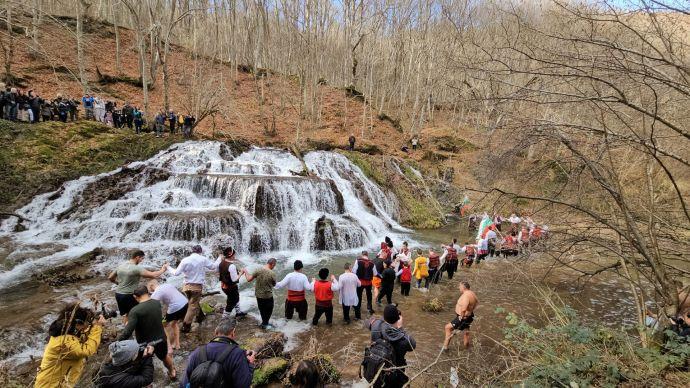 Богоявление в сърцето на Странджа: Мъжко хоро се изви под водопада Докузак (СНИМКИ и ВИДЕО) 2 25D0 25BC 25D1 258210