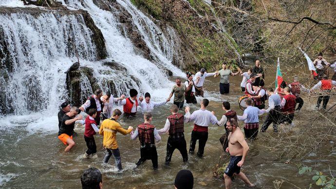 Богоявление в сърцето на Странджа: Мъжко хоро се изви под водопада Докузак (СНИМКИ и ВИДЕО) 7 25D0 25BC 25D1 258211