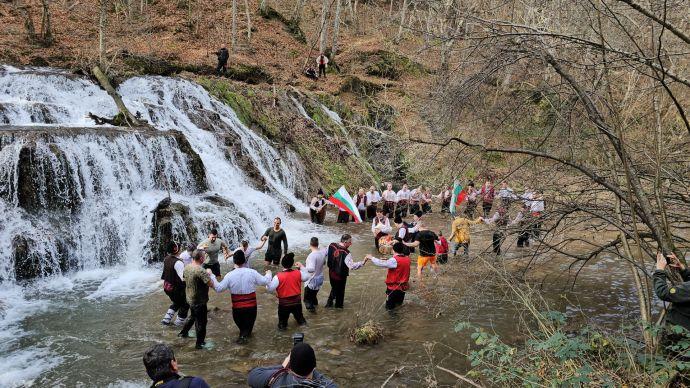 Богоявление в сърцето на Странджа: Мъжко хоро се изви под водопада Докузак (СНИМКИ и ВИДЕО) 5 25D0 25BC 25D1 258212