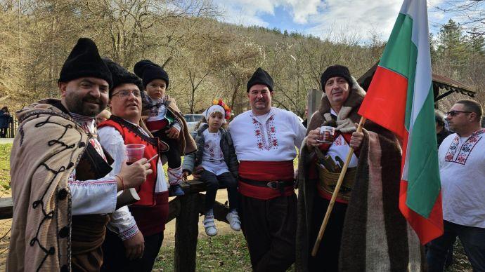 Богоявление в сърцето на Странджа: Мъжко хоро се изви под водопада Докузак (СНИМКИ и ВИДЕО) 3 25D0 25BC 25D1 25824 2520 2520Copy 25201