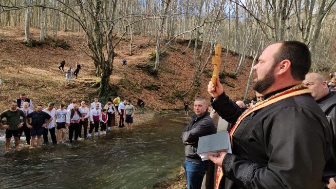 Богоявление в сърцето на Странджа: Мъжко хоро се изви под водопада Докузак (СНИМКИ и ВИДЕО) 8 25D0 25BC 25D1 25825