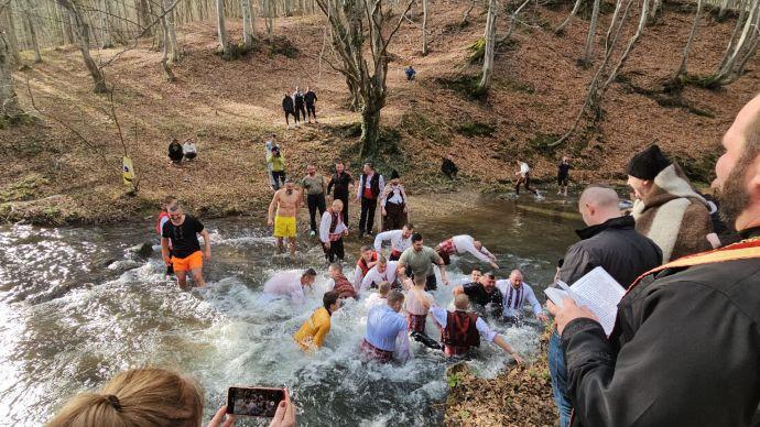 Богоявление в сърцето на Странджа: Мъжко хоро се изви под водопада Докузак (СНИМКИ и ВИДЕО) 6 25D0 25BC 25D1 25826