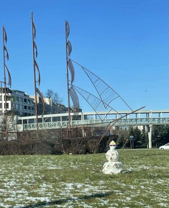 Бургас след „зимна нощ“: Снежен човек с очила и въпрос - къде има сняг, за да играят децата? 1 25D1 2581 25D0 25BD 25D0 25B5 25D0 25B6 25D0 25B5 25D0 25BD 25D1 2587 25D0 25BE 25D0 25B2 25D0 25B5 25D0 25BA