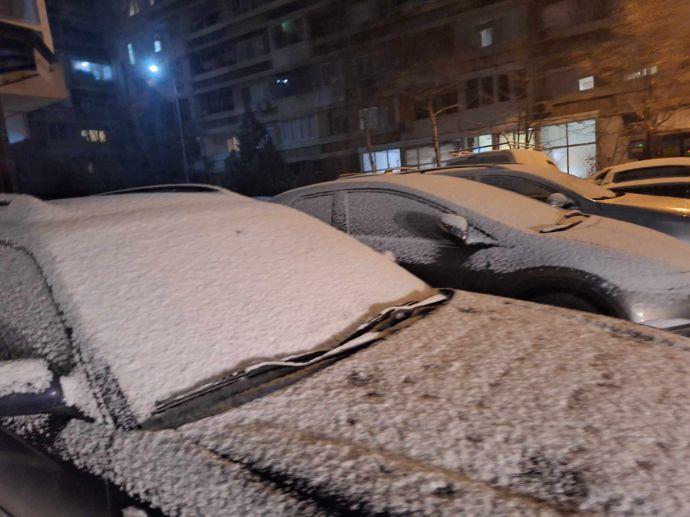 Зимното чудо в Бургас: Първите снежинки прехвърчаха плахо, но покриха коли и градинки 1 25D1 2581 25D0 25BD 25D1 258F 25D0 25B32