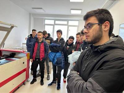 Гимназисти видяха на място нови лаборатории на учените в Университет “Проф. д-р Асен Златаров” 1 170625467543724