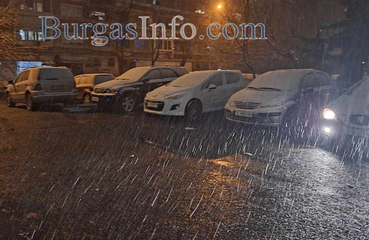 Зимното чудо в Бургас: Първите снежинки прехвърчаха плахо, но покриха коли и градинки 5 image