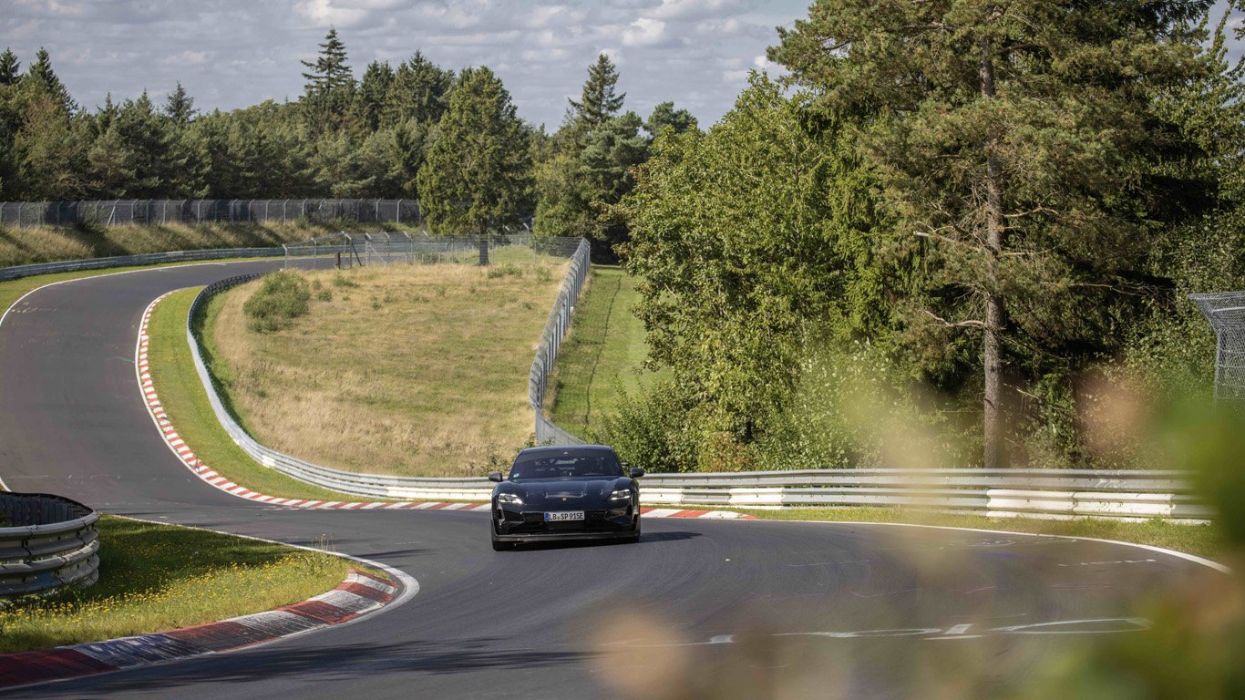 Porsche Taycan постави нов рекорд от 7:07.55 минути на „Нюрбургринг” 1 orig.jpg659a3704abbe4