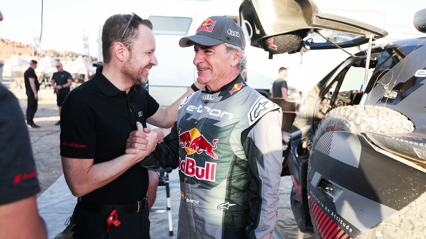Audi спечели историческа победа в рали Дакар с хибрид 1 Ръководителя на Audi Motorsport Ролф Михл и победителя Карлос Сайнц