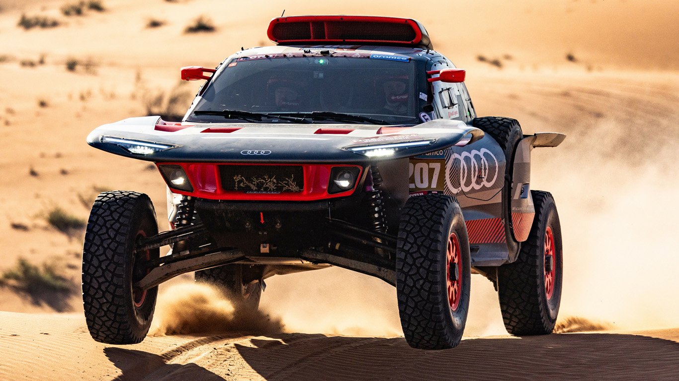 Audi спечели историческа победа в рали Дакар с хибрид 2 Audi RS Q e-tron