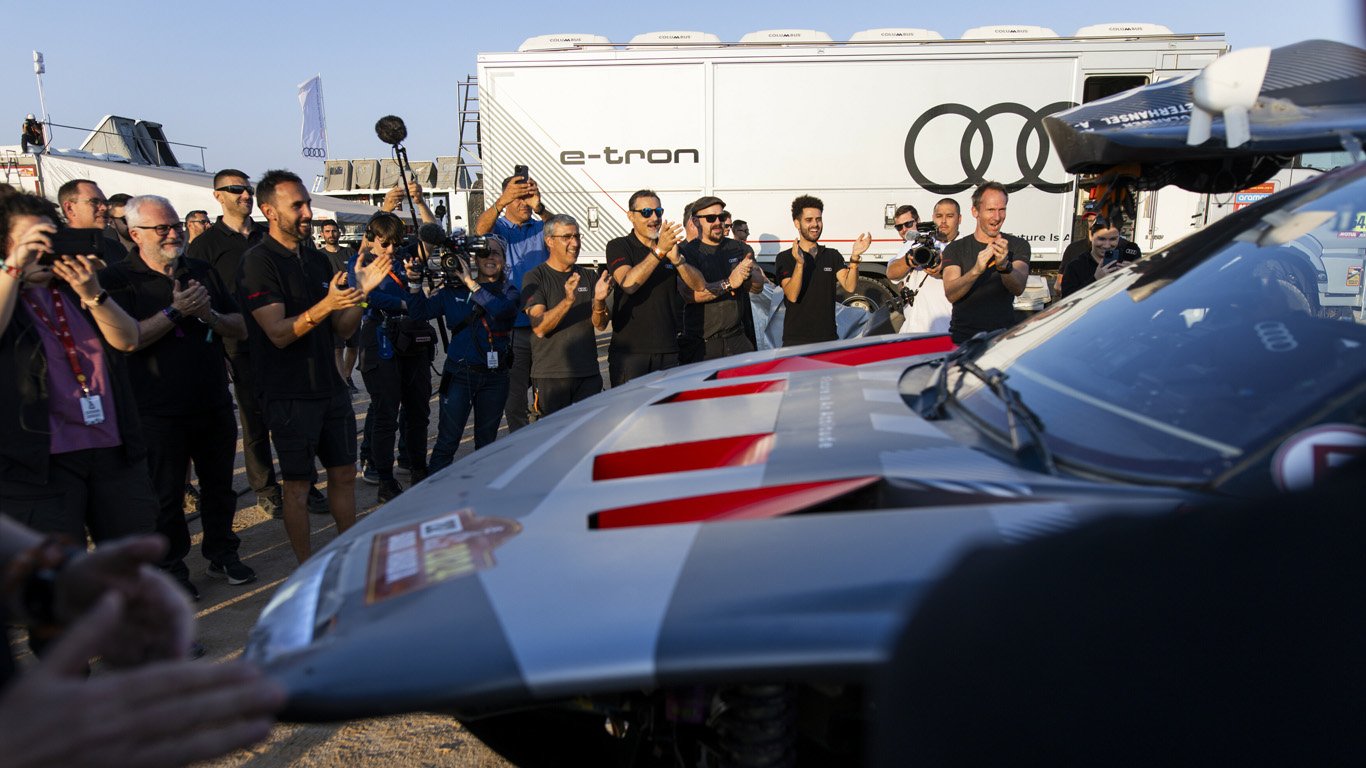 Audi спечели историческа победа в рали Дакар с хибрид 6 Audi RS Q e-tron