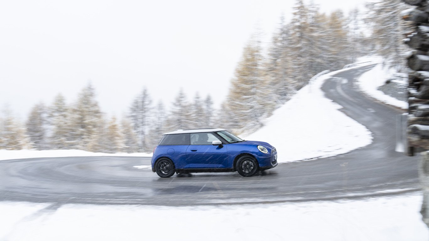 Новото MINI Cooper SE доставя удоволствие от шофирането през всеки сезон 2 orig.jpg65ba6795293c8