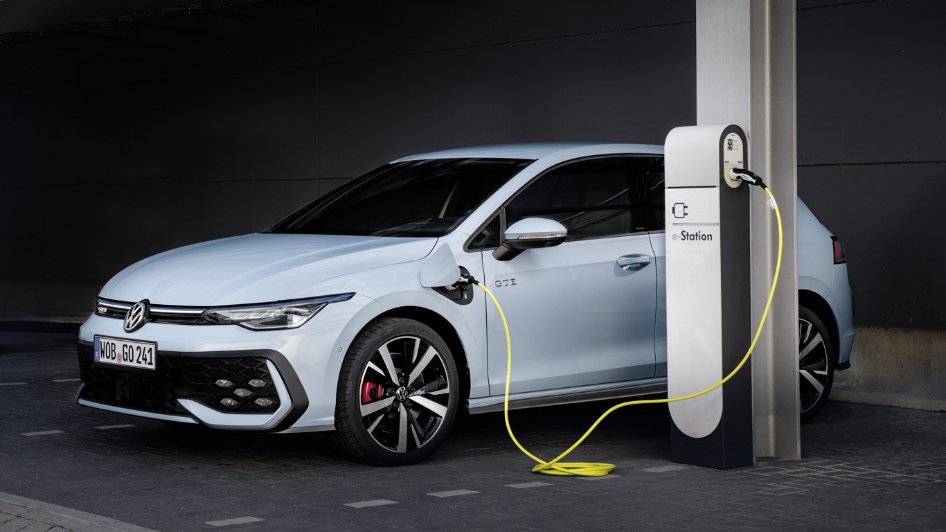 Volkswagen Golf беше обновен за своята 50-годишнина 13 Volkswagen Golf GTE