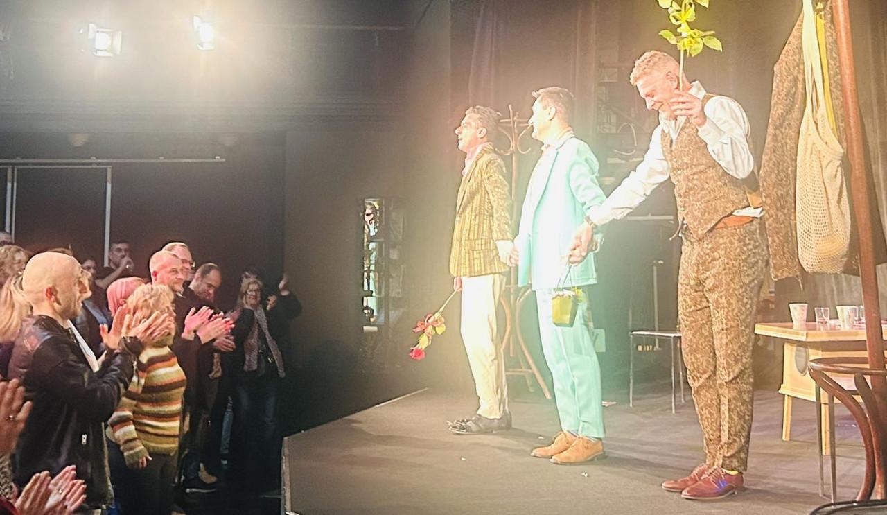 Иван Радоев, Юлиан Вергов, Моню Монев поднесоха на Бургас “Кафе с претенция” Иван-Радоев,-Юлиан-Вергов,-Моню-Монев-поднесоха-на-Бургас-„Кафе-с-претенция“