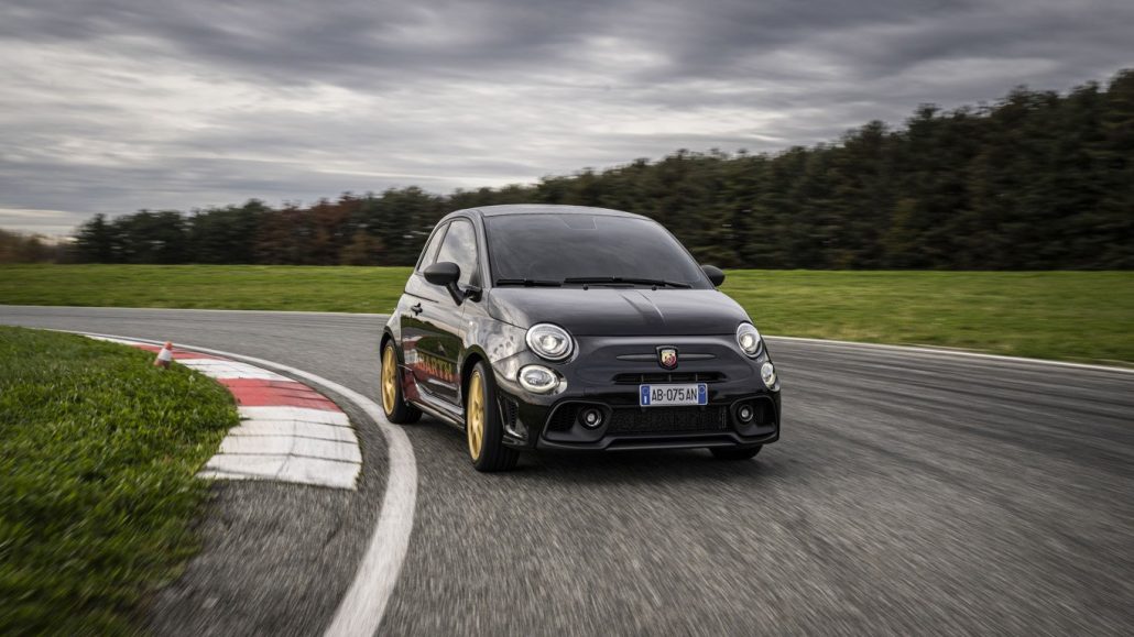 abarth-пусна-лимитирана-серия-на-модела-695-само-в-1368-бройки