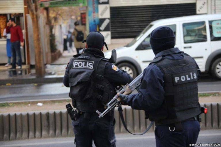 Турската-полиция-задържа-23-издирвани-от-Интерпол,-сред-тях-е-и-българин